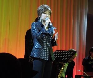 >山口かおるがディナーショーで新曲「ガラスの薔薇」などを熱唱
