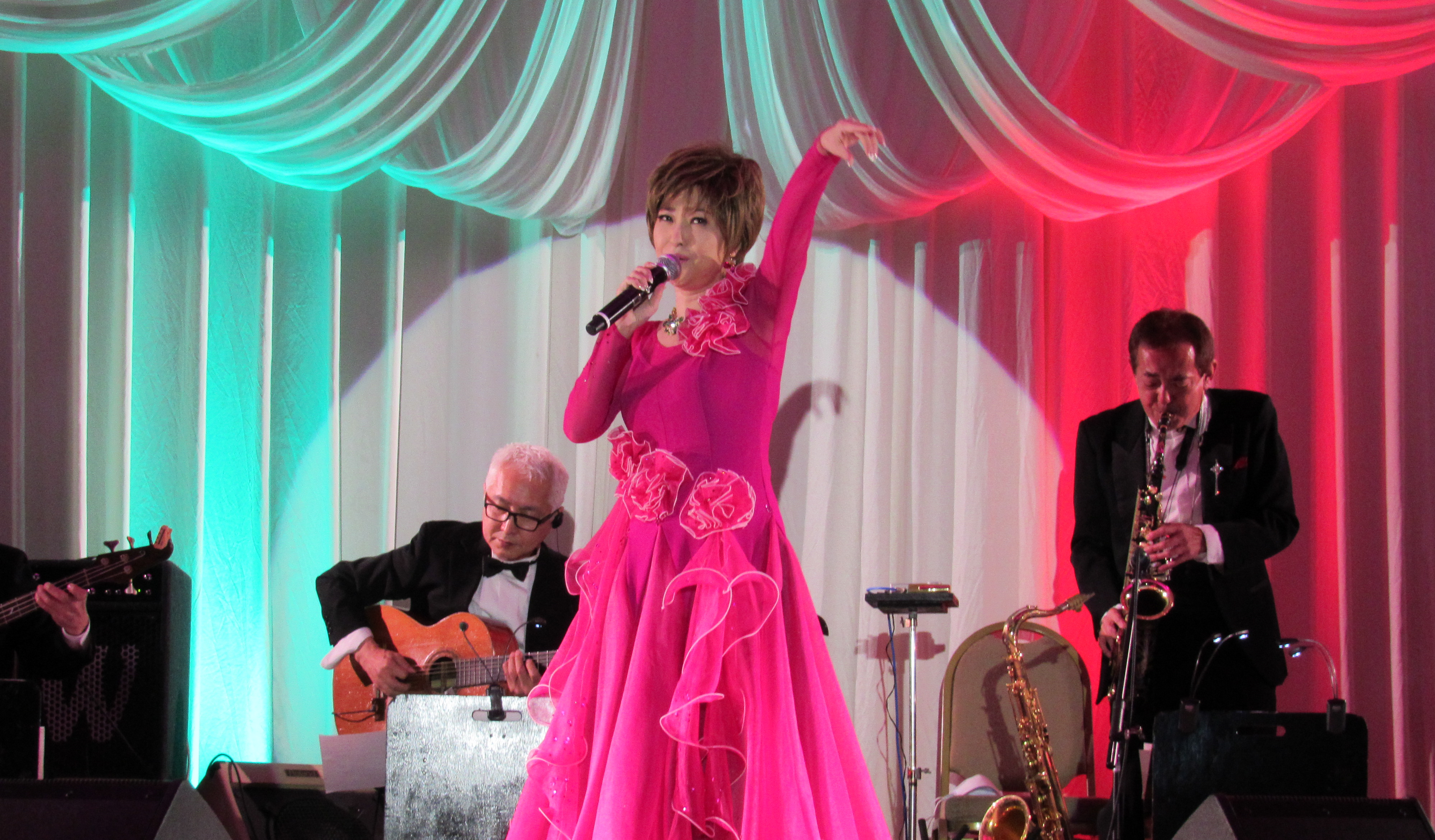 山口かおるがディナーショーで新曲「ガラスの薔薇」などを熱唱
