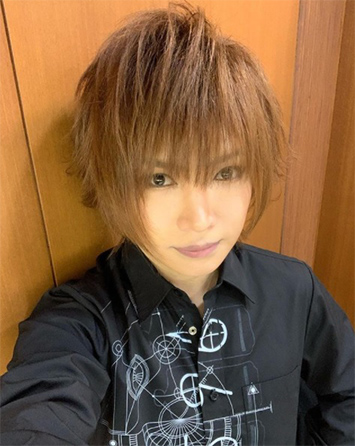 ゴールデンボンバー鬼龍院翔が一般女性と結婚をSNSで報告 
