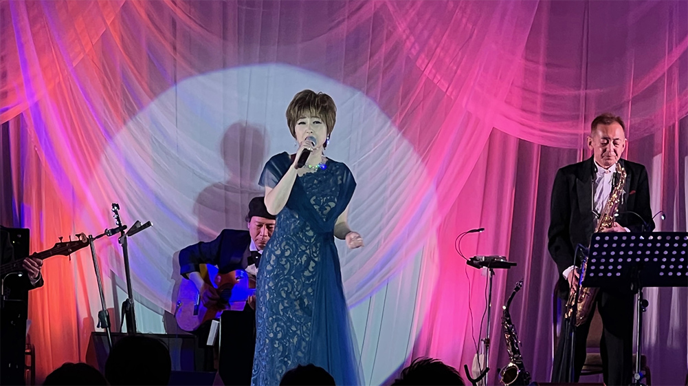 >山口かおるがディナーショーで新曲「夜は眠れなくて」などを熱唱
