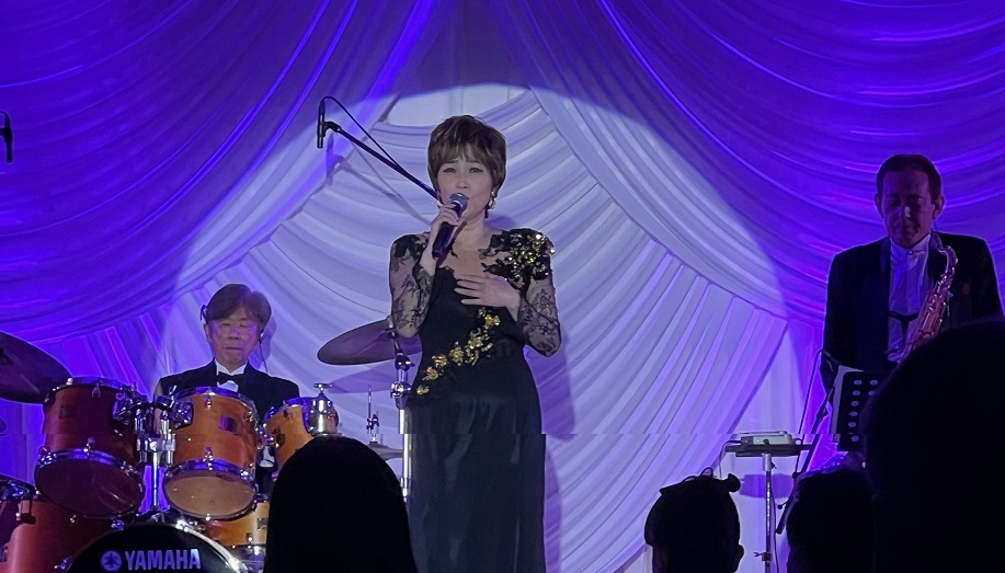 山口かおるがディナーショーで熱唱　ドラム演奏も披露