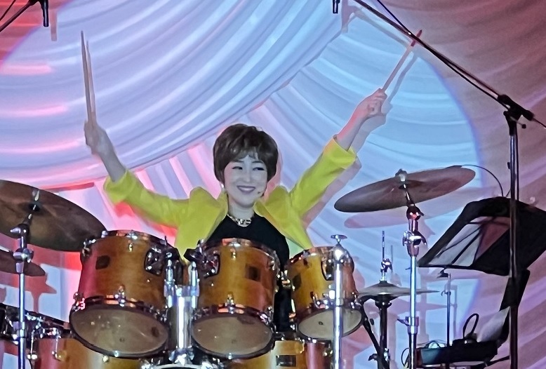 山口かおるがディナーショーで熱唱　ドラム叩き語りも披露

