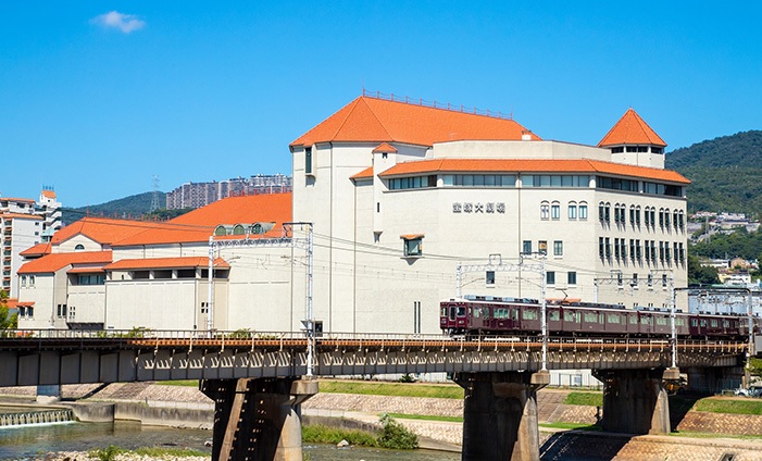 宝塚歌劇団、週刊文春にセクハラを報じられた演出家の退団を発表　歌劇団の「隠ぺい等の不適切な対応や不誠実な発言」は否定 
