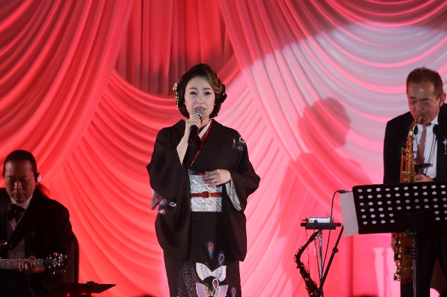 歌手山口かおる、ディナーショーで八代亜紀さんトリビュー歌手山口かおる、ディナーショーで八代亜紀さんトリビュート＆「ふた情け」など自身のヒット曲を熱唱