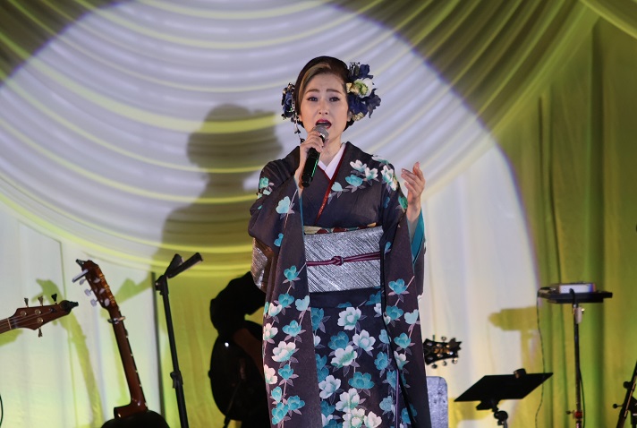 山口かおる、ディナーショーで新曲「悪女のララバイ」など自身のヒット曲を熱唱