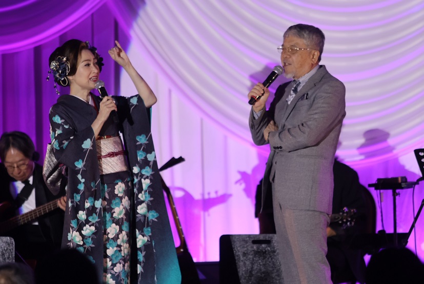 山口かおる、ディナーショーで新曲「悪女のララバイ」など自身のヒット曲を熱唱
