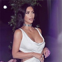 キム・カーダシアンが皮膚病の乾癬との闘病を告白