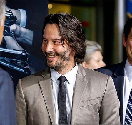 キアヌ・リーブスに久々にロマンスの噂　女性アーティストと手をつなぎレッドカーペット