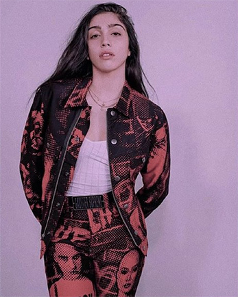 マドンナの娘がファッションショーで仰天“疑似乱交アート”に参加