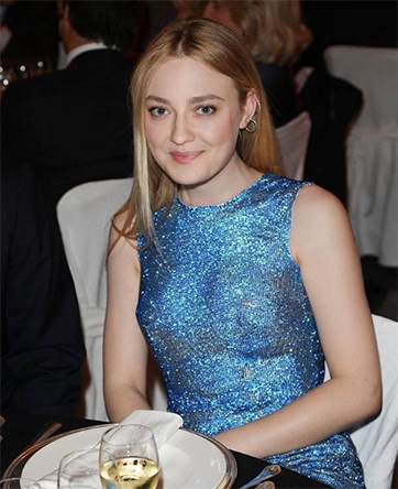 ダコタ・ファニングがユニークなヌード写真インスタ投稿　撮影したのは？