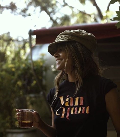 >ハル・ベリー、歌手ヴァン・ハントとの交際をTシャツで認める 
