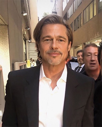 ブラッド・ピット、車いすで医療センターを出るところをパパラッチに撮られた 
