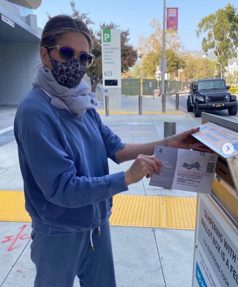 >ジェニファー・アニストン、郵便投票でバイデン候補に投票しトランプ大統領を批判
