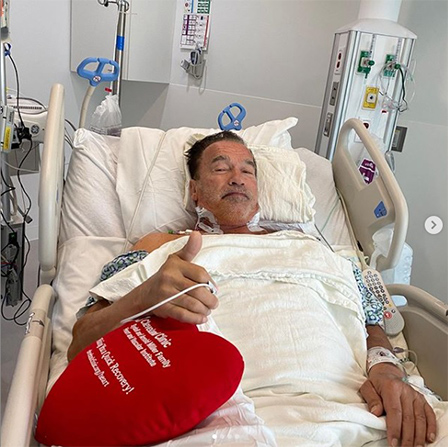 >シュワちゃん、2度目の心臓手術を受ける「体調は最高」で街を歩く

