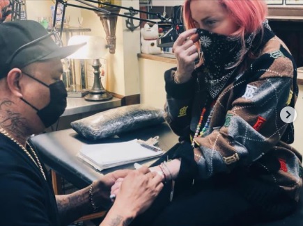 >” マドンナ、62歳にして初めてのタトゥーを披露　6人の子供たちに捧げた
