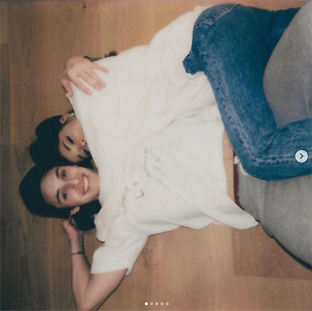 >” アリアナ・グランデが婚約発表　お相手はイケメン不動産業者
