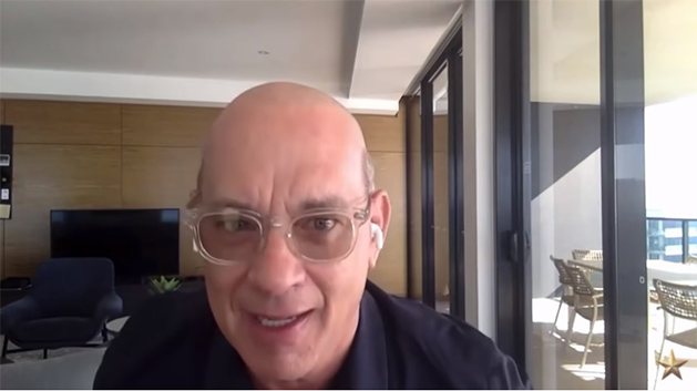 トム・ハンクス、丸坊主頭をTVで一瞬公開「恐ろしい頭を見て」