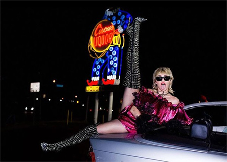 マイリー・サイラス、ニューアルバム5週連続1位でホットパンツ写真披露
