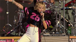 マイリー・サイラス、スーパーボウルのパフォーマンス中に感極まって涙
