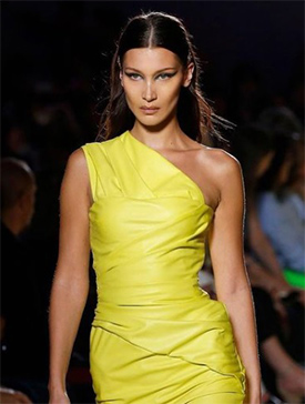 スーパーモデルのベラ・ハディッドがパレスチナ支援デモに参加
