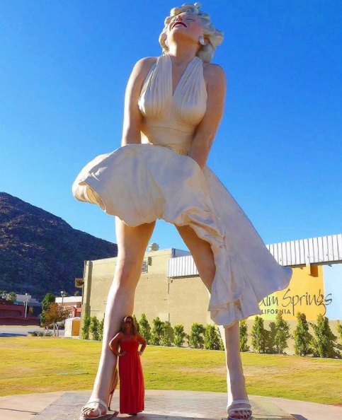 マリリン・モンローの巨大な像がパームスプリングスに復活して物議　お尻の位置が問題！？
