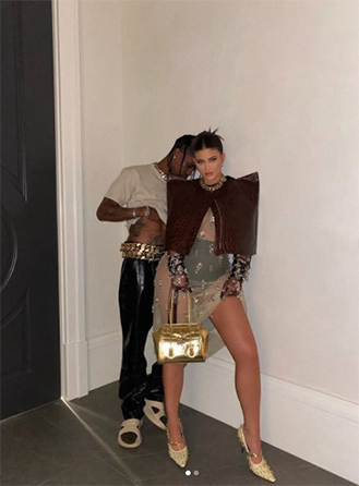 カイリー・ジェンナー、トラビス・スコットとの「オープンな交際」を否定
