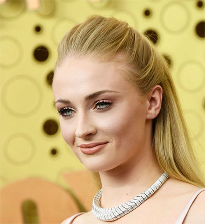 ソフィー・ターナー、プライド月間にSNS投稿「時間はストレートではないし、私もそう」　カミングアウトを匂わせか？ 
