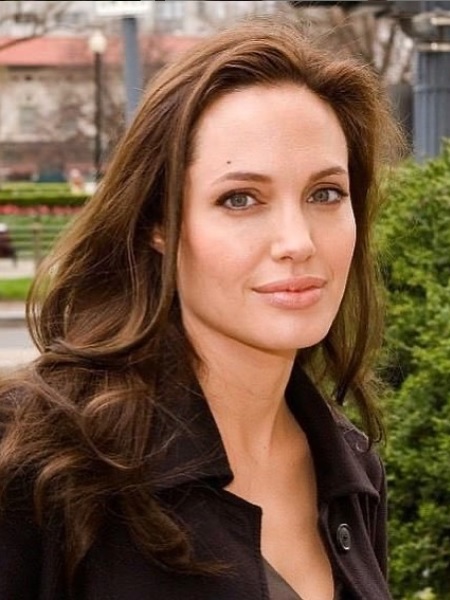 アンジェリーナ・ジョリー、NYで意味深な新タトゥーを披露「それでも地球は動く」
