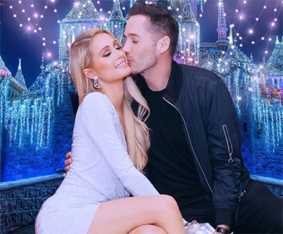 パリス・ヒルトン、第１子妊娠の噂を否定「結婚式が終わるまで待っている」
