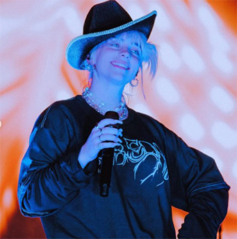 ビリー・アイリッシュ、パフォーマンスを中断して会場の警備員にクレーム 
