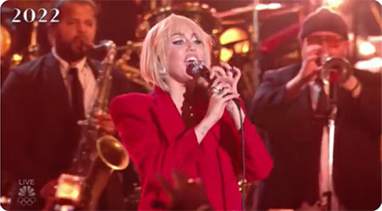 マイリー・サイラス、カウントダウン・ライブであわや”ポロリ“のハプニング「みんな絶対に今私を見ている」 
