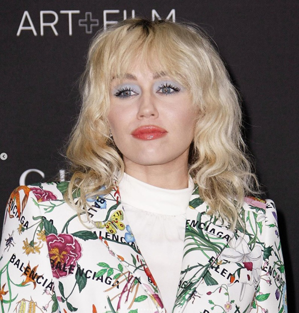 マイリー・サイラス、カウントダウン・ライブであわや”ポロリ“のハプニング「みんな絶対に今私を見ている」
