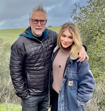 「アベンジャーズ」のジェームズ・ガン監督、ジェニファー・ホランドと婚約 
