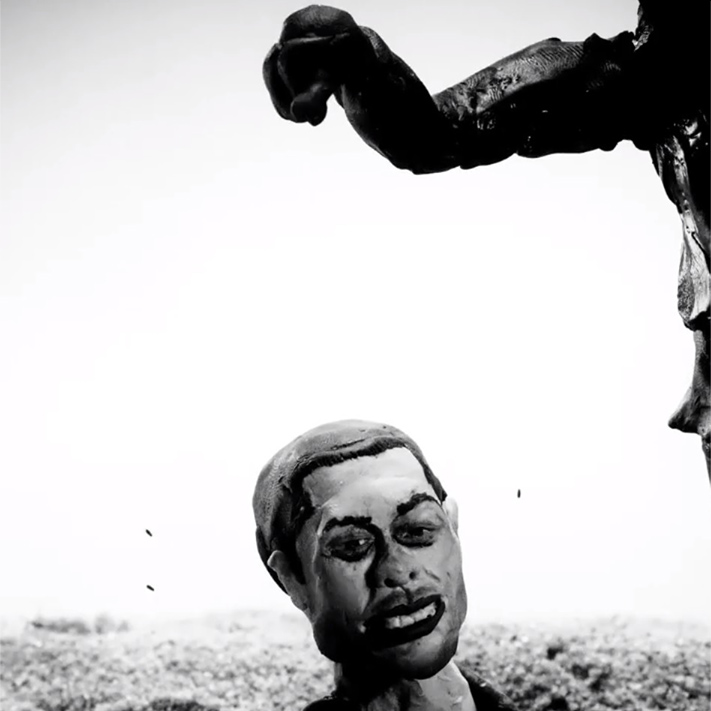 カニエ・ウェスト、新曲MVでピート・デヴィッドソンを生き埋め！？ “ 
