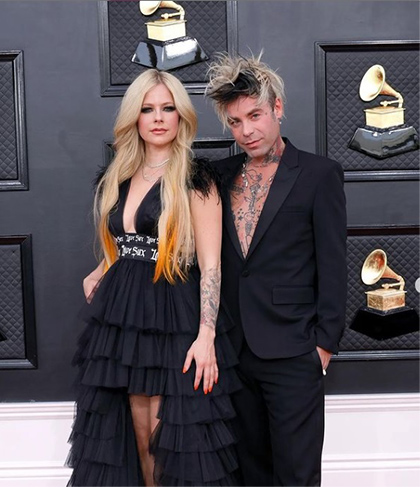 アヴリル・ラヴィーン、パリでモッド・サンと婚約　セーヌ川の船上でプロポーズ 
