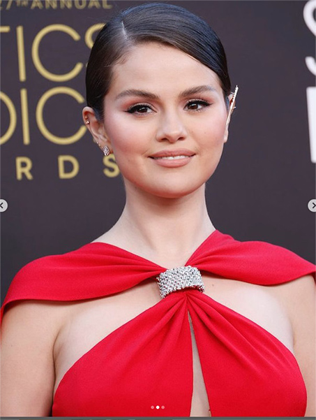 セレーナ・ゴメス、体型を取りざたするネット上のコメントに「私は今のままで完璧よ！」 
