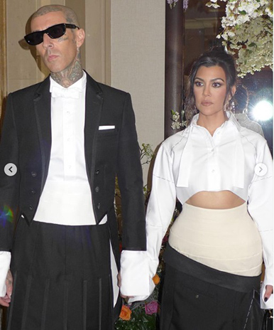 コートニー・カーダシアンとトラヴィス・バーカー、サンタバーバラで正式結婚
 
