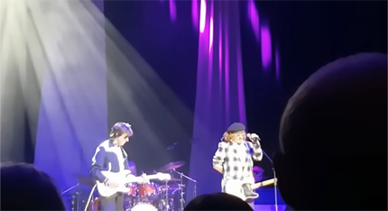 ジョニー・デップ、名誉毀損裁判の評決を待つ間、ジェフ・ベックのライブに飛び入り出演 
