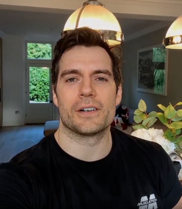 ヘンリー・カヴィル、「スーパーマンの日」に激論「赤いマントを着るには年を取りすぎた！？」 
