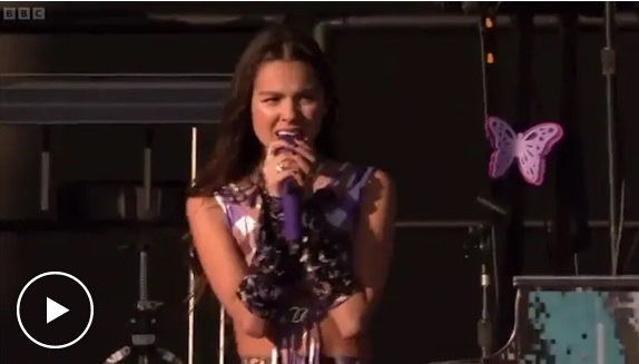 米歌姫オリヴィア・ロドリゴ、「中絶権利」否定した保守派の最高裁判事を非難「彼らは女性の自由など気にしていない」 
