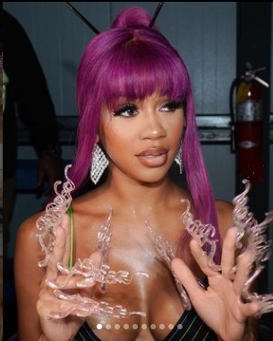 ラッパーのスウィーティー、ライブ中に観客を“逆ナン”！？　イケメンファンに話しかける 
