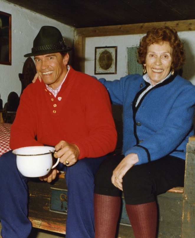 アーノルド・シュワルツェネッガー、亡き母をツイッターで追悼 
