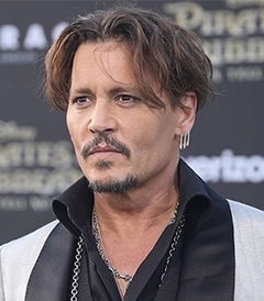  ジョニー・デップ、宇宙飛行士姿でMTV授賞式に登場　アンバー・ハードの妹が非難
