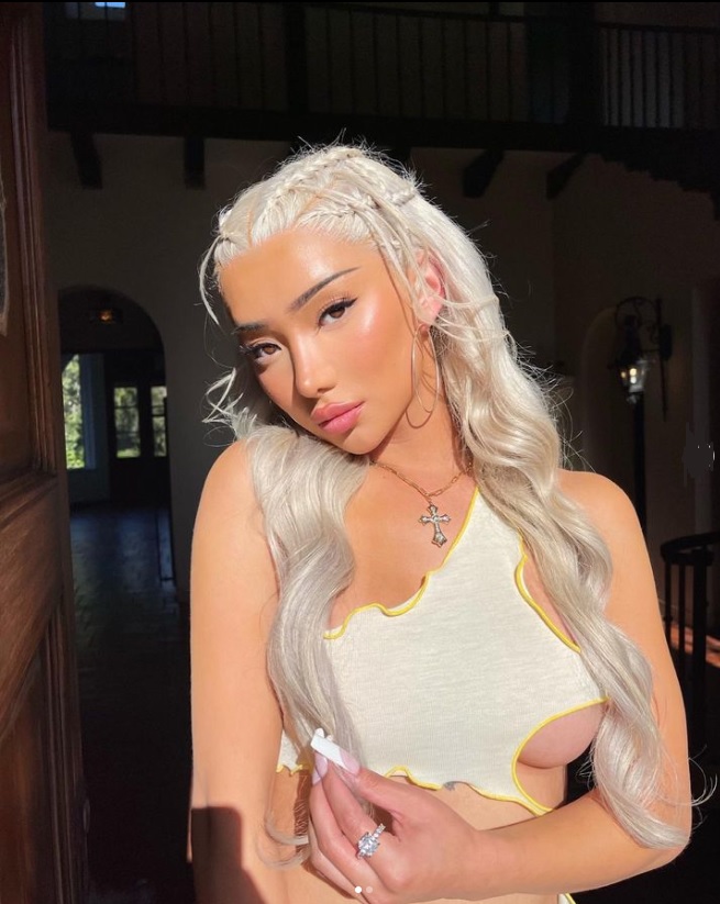 米人気ユーチューバーのニッキー・ドラゴン、ホテルのプールで裸になるなど騒ぎを起こして逮捕 
