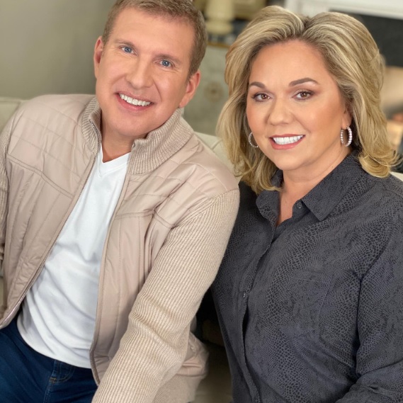 米リアリティ番組のスター、トッド＆ジュリー・クリスリー、連邦刑務所で服役開始　12年と7年の実刑 
