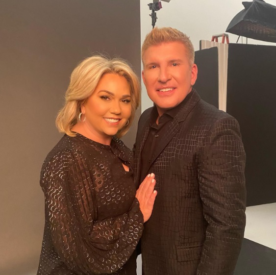 米リアリティスターのトッドとジュリー・クリスリー夫妻、詐欺と脱税で計19年の禁固刑
