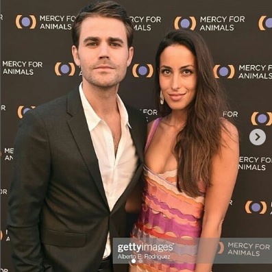 ブラッド・ピットとイネス・デ・ラモンのロマンス進展　「バビロン」のパーティーで親密腕組み
