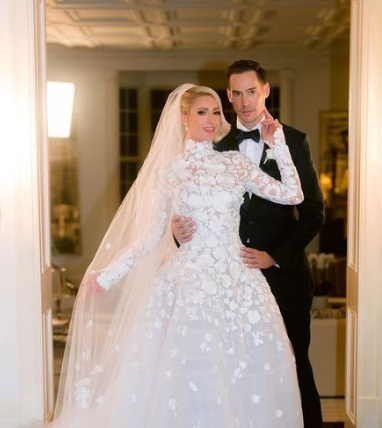 パリス・ヒルトン、代理出産で第1子男児誕生　インスタで発表