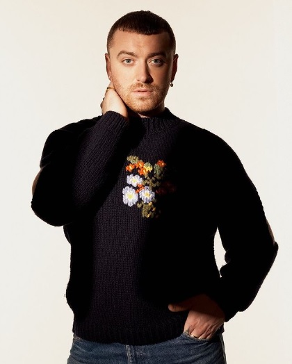 サム・スミス、新曲MVでゴージャスなドレスを着て熱唱　ニップレス姿も
