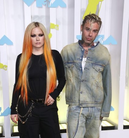 アヴリル・ラヴィーン、モッド・サンとの婚約を解消　ラッパー、タイガとの熱い抱擁撮られる
